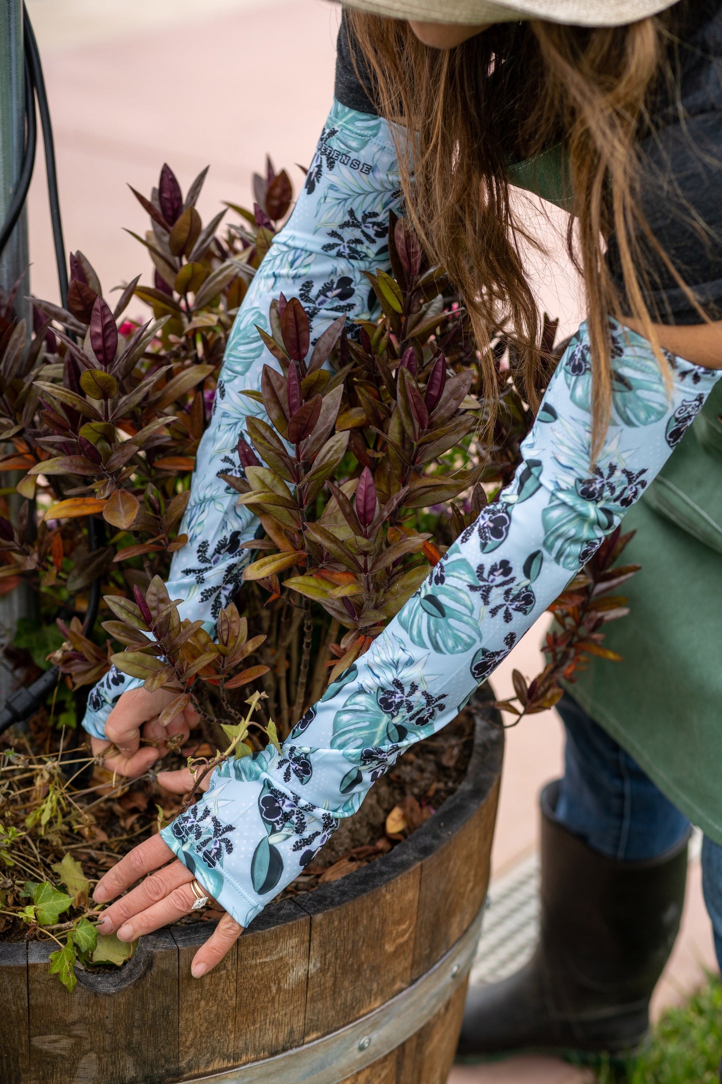 Farmer's Defense garden sleeve-Monstera-Blue